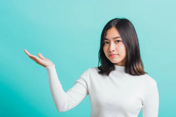 Junge Schöne Asiatische Frau Lächelnd Make Zeigt Produkt Auf Leere — Stockfoto