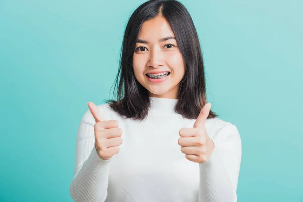 Joven Hermosa Mujer Asiática Alegre Sonriente Mostrando Dedo Pulgar Hacia —  Fotos de Stock