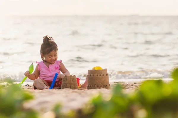 Feliz Diversión Niño Asiático Linda Niña Jugando Arena Con Herramientas — Foto de Stock