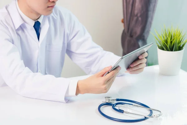 Happy Asian Jovem Médico Bonito Homem Sorriso Usar Óculos Usar — Fotografia de Stock