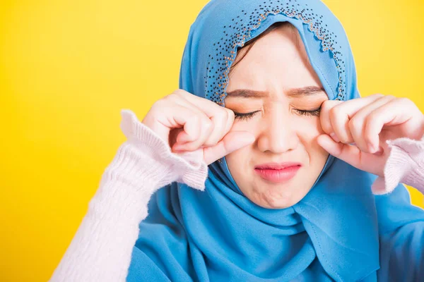 아시아인 이슬람 여성의 초상화 히잡을 눈물을 닦으며 슬프게 그녀의 복제품 — 스톡 사진