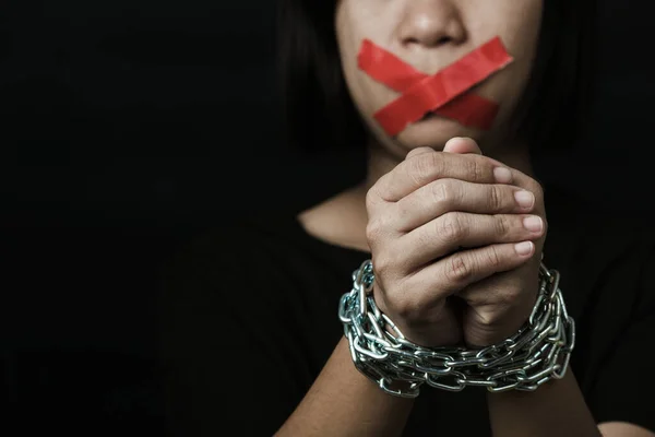 아시아 여성은 채빨간 접착제 테이프로 두르고 묶었습니다 언론의 인권의 — 스톡 사진