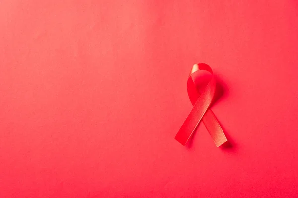 Fiocco Rosso Simbolo Hiv Aids Cancro Consapevolezza Con Ombre Studio — Foto Stock