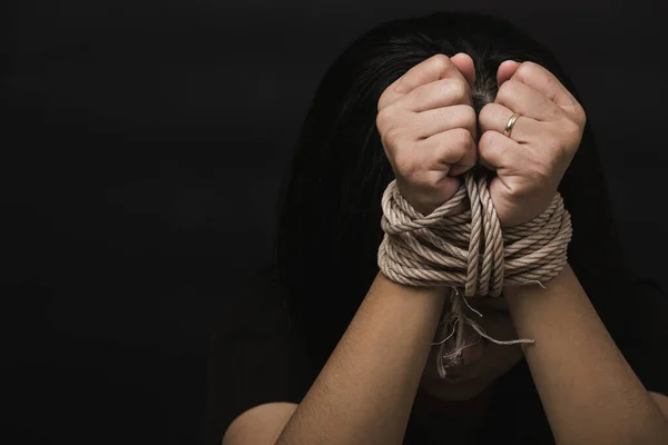 Μια Σκλάβα Ασιάτισσα Φοβάται Ότι Ήταν Δεμένη Μαύρο Σκοινί Διακοπή — Φωτογραφία Αρχείου