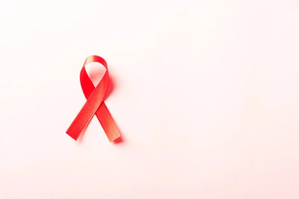 Rode Strik Symbool Hiv Aids Kanker Bewustzijn Met Schaduwen Studio — Stockfoto