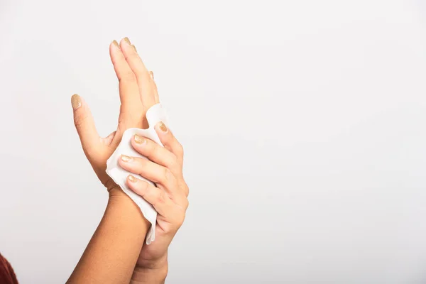 紧紧抓住亚洲女人的手 她用湿纸巾擦拭着她的手 工作室用白色背景拍摄 医疗保健药物的身体护理理念 — 图库照片