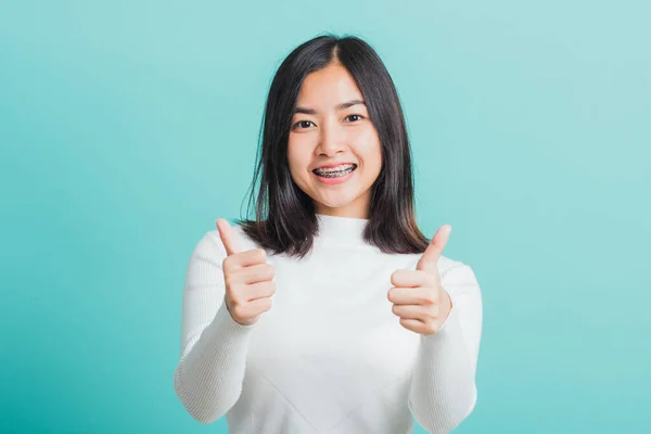 Junge Schöne Asiatische Frau Fröhlich Lächelnd Zeigen Des Daumens Nach — Stockfoto