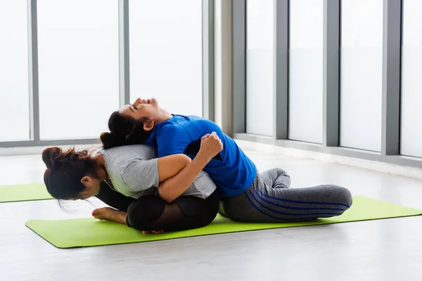 Deux Femmes Asiatiques Sportives Attirantes Personnes Pratiquant Des Cours Yoga — Photo