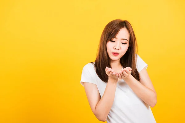 Ásia Feliz Retrato Bonito Jovem Mulher Desgaste Shirt Soprando Beijo — Fotografia de Stock