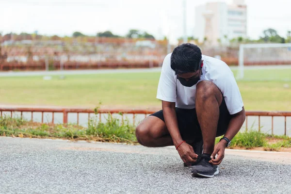 Feche Corredor Esportivo Asiático Homem Negro Usar Relógio Sentado Ele — Fotografia de Stock