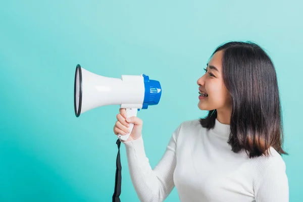 Schöne Asiatische Frau Lächelt Sie Hält Megafon Macht Die Ankündigung — Stockfoto