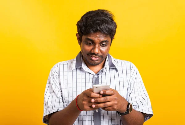 Asiático Feliz Retrato Joven Negro Hombre Sonrisa Pie Desgaste Camisa — Foto de Stock