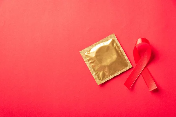 Röd Rosett Band Symbol Hiv Aids Cancer Medvetenhet Och Kondom — Stockfoto