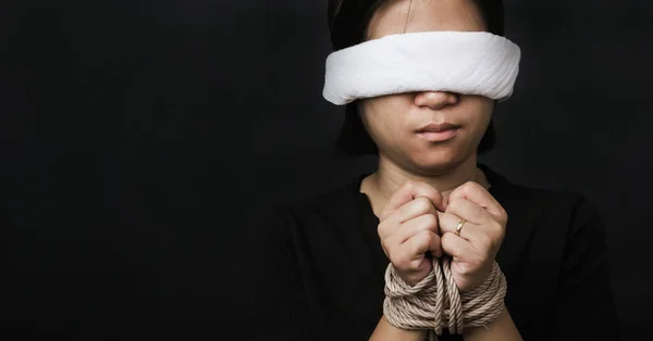 Rabszolga Ázsiai Megkötözve Láncok Becsukta Szemét Fekete Háttér Szólásszabadság Cenzúrázása — Stock Fotó