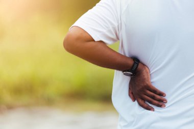 Kapatın Asyalı genç spor koşucusu, siyah adam kol ve omuz takın, ellerinizi arkada tutun. Dışarıdaki sokak sağlık parkında koşarken acı çekiyor, spor konseptinden sağIıklı egzersiz sakatlığı.