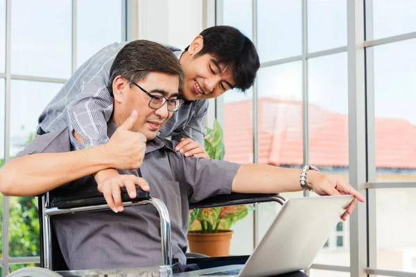 Asiatique Senior Homme Affaires Handicapé Dans Fauteuil Roulant Avec Ordinateur — Photo