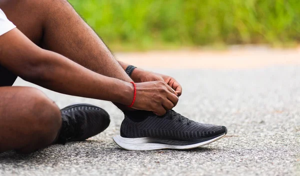 Feche Corredor Esportivo Asiático Homem Negro Sentado Shoelace Tentando Correr — Fotografia de Stock