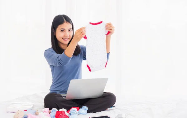 Asiatische Mutter Kauft Online Ihre Babykleidung Auf Dem Laptop Und — Stockfoto