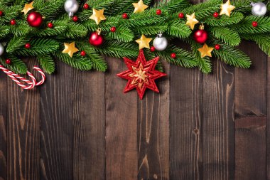 Noel tatili çelenk sınırı, ağaç köknar dallarının üst manzarası, ve Xmas süs süsleri ve siyah masa ahşap arka plandaki yıldızlar fotokopi alanı, mutlu yıllar yeni yıl konsepti