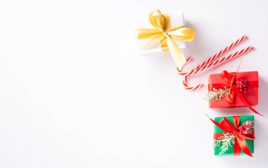 Noel bayramı kompozisyonu hediye kutuları ve dekorasyon hediyeleri, Xmas süs stüdyosunun yatağı beyaz arka planda izole edilmiş fotokopi alanı ile izole edilmiş.