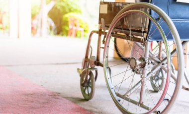Hastanedeki boş tekerlekli sandalyeler fiziksel hasta hizmetlerini, tıbbi bakım konseptini bekliyor.