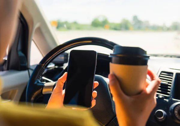 Mulher Asiática Bebendo Xícara Café Quente Dentro Carro Usando Tela — Fotografia de Stock