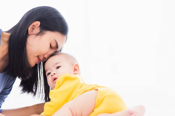 Portrait Beautiful Young Asian Mother Kissing Her Infant Newborn Baby — Stock Photo, Image