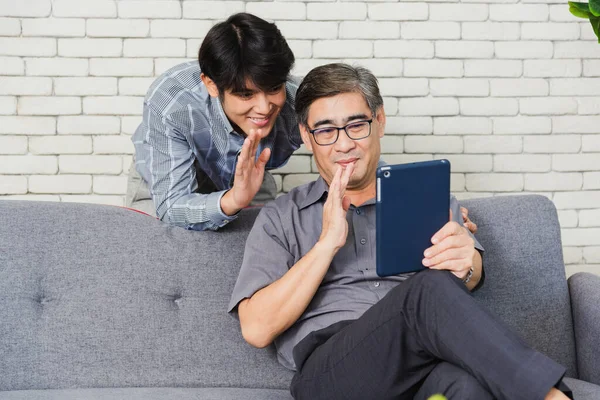Aziatische Senior Zakenman Met Digitale Tablet Bespreken Samen Met Jong — Stockfoto