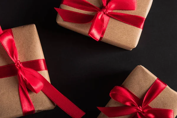 黑色星期五购物理念 礼品盒顶视图包装棕色纸和红色蝴蝶带礼物 工作室拍摄黑色背景 — 图库照片