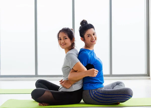 Две Азиатские Женщины Спортивные Привлекательные Люди Практикующие Йогу Урок Вместе — стоковое фото