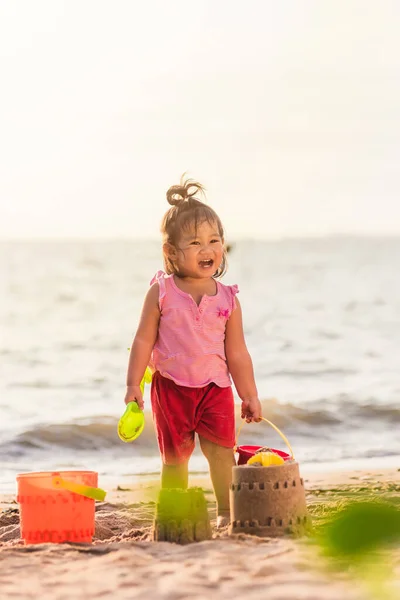 Feliz Diversión Niño Asiático Linda Niña Jugando Arena Con Herramientas — Foto de Stock