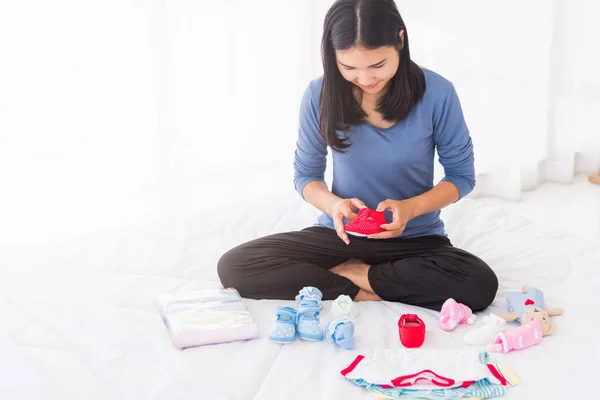 Asiatische Mutter Bereitet Babykleidung Vor Die Sich Auf Dem Bett — Stockfoto