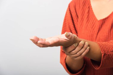 Asyalı bir kadının elini kapat. Akut ağrısını el bileğinde tutuyor. Stüdyo çekimi beyaz arka planda izole edilmiş, sağlık sigortası eklem iltihabı vücut bakımı semptomu.