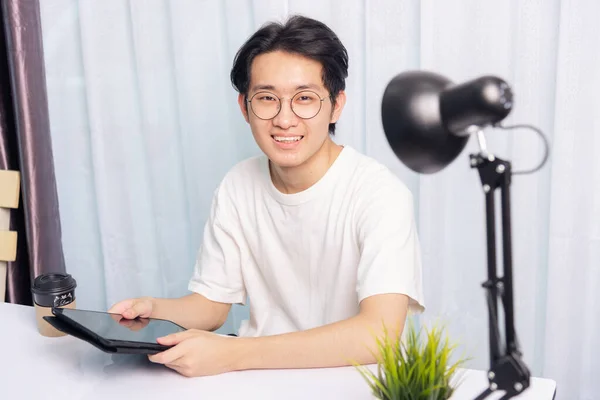 Feliz Asiático Joven Negocio Guapo Hombre Trabajo Desde Casa Oficina —  Fotos de Stock