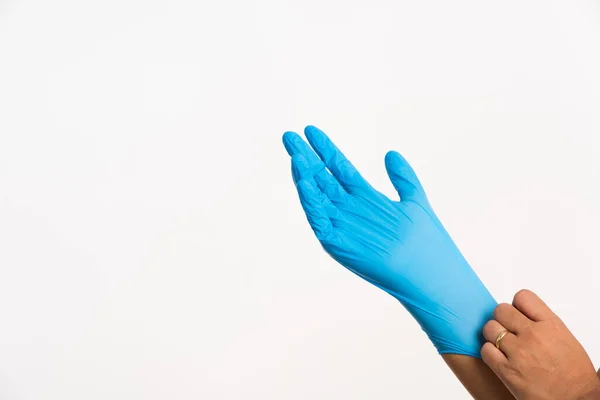 Frau Trägt Und Legt Hand Blauen Gummi Latex Handschuh Für — Stockfoto