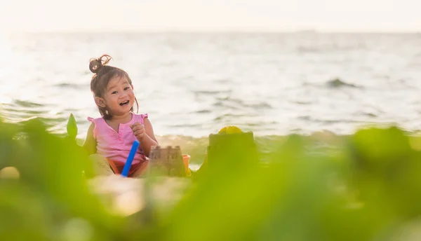 Feliz Diversión Niño Asiático Linda Niña Jugando Arena Con Herramientas — Foto de Stock