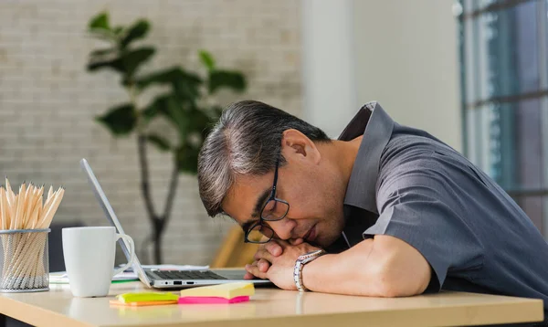 Hombre Negocios Asiático Cansado Exceso Trabajo Que Duerme Sobre Ordenador —  Fotos de Stock