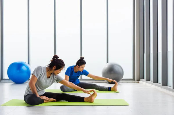 Deux Femmes Asiatiques Sportives Attirantes Personnes Pratiquant Des Cours Yoga — Photo