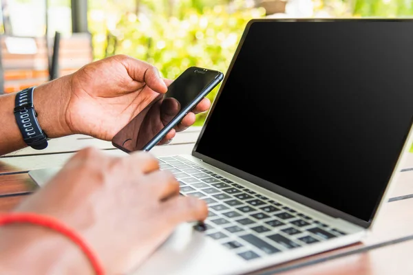 Glückliche Asiatische Hand Schwarzer Mann Person Die Mit Laptop Computer — Stockfoto