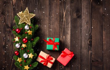 Güzel Noel ağacı taze köknar dalları ve süslemeler hediye kutusu ve stüdyo yıldızı fotokopi alanı ve yeni yıl kartı konseptiyle siyah ahşap arka planda çekim yapıyor.