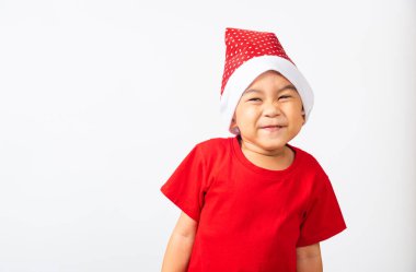 Asyalı küçük sevimli çocuğun portresi gülümseyen ve heyecanlanan kırmızı Noel Baba şapkalı çocuk Noel tatili konsepti ya da yeni yıl ya da mutlu yıllar, stüdyo çekimi beyaz grupta izole edilmiş.