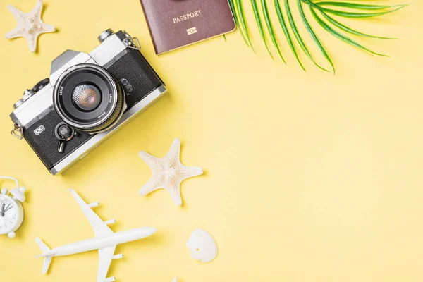 海星游客热带海滩配饰 黄色背景 复印空间 暑假旅行和商务旅行的概念 — 图库照片
