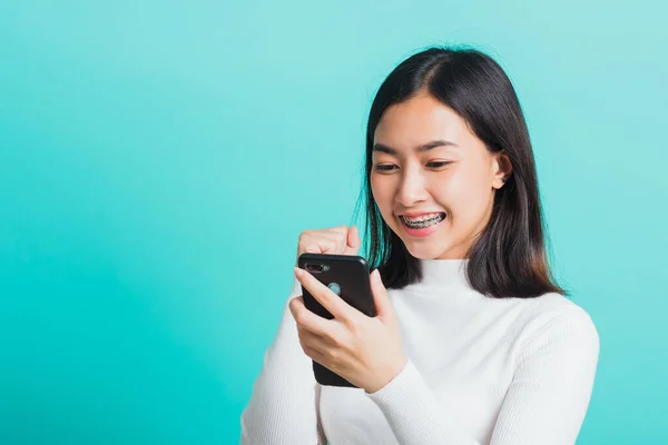 Жінка Азії Посміхається Тримаючи Смартфон Який Вона Щаслива Здивована Після — стокове фото