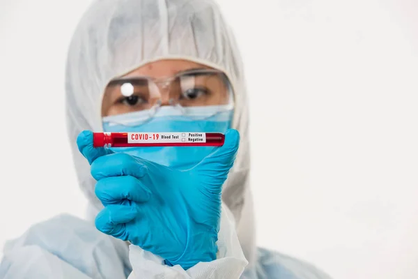 Medicinsk Forskare Ppe Uniform Bära Mask Innehav Provrör Coronavirus Testa — Stockfoto