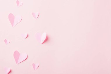 Sevgililer Günü geçmişi. Kalıplar güzel pembe kağıt kalpler kompozisyon kesme hediye kartı pembe arka planda izole edilmiş fotokopi alanı, yukarıdan aşk sembolü Top View