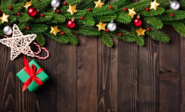 Noel tatili çelenk sınırı, ağaç köknar dallarının üst manzarası, ve Xmas süs süsü dekoru, yıldızlar ve hediye kutusu siyah masa ahşap zemin üzerinde fotokopi alanı, Mutlu yıllar yeni yıl konsepti