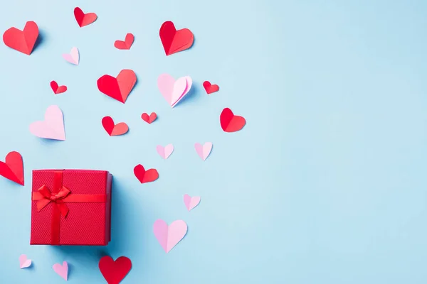 Sfondo San Valentino Cartolina Regalo Rossa Elementi Volanti Carta Cuori — Foto Stock