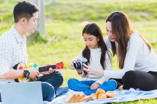 Feliz Asiático Jovem Família Pai Mãe Criança Divertindo Desfrutar Livre — Fotografia de Stock