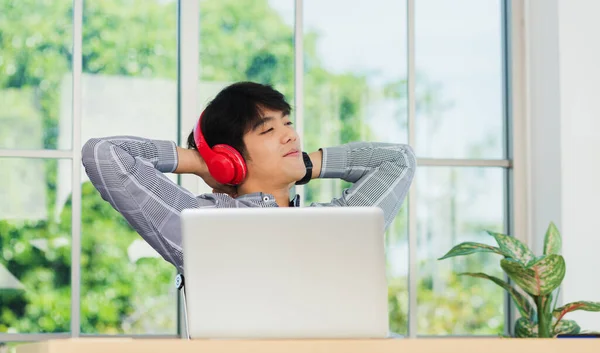 Asiático Joven Hombre Negocios Sonrisa Escuchando Música Auriculares Rojos Oficina —  Fotos de Stock