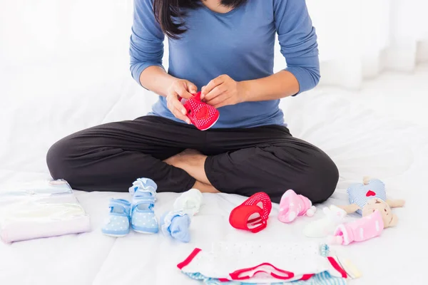 Asiatische Mutter Bereitet Babykleidung Vor Die Sich Auf Dem Bett — Stockfoto